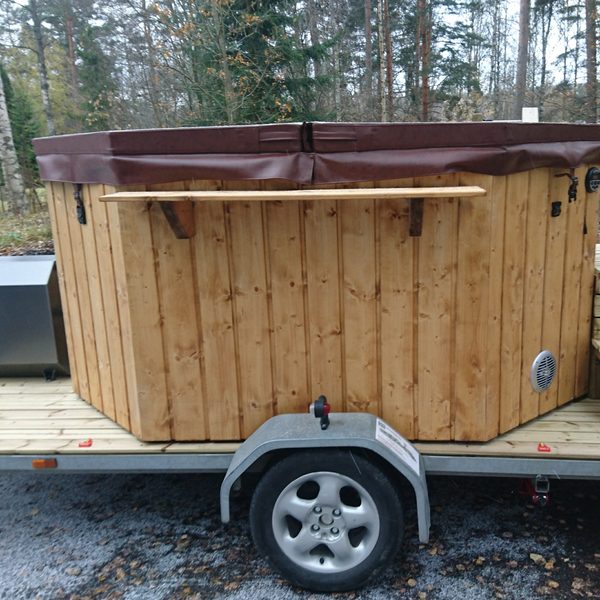Anne-palju sivulta, kamina, portaat ja kansi paikallaan