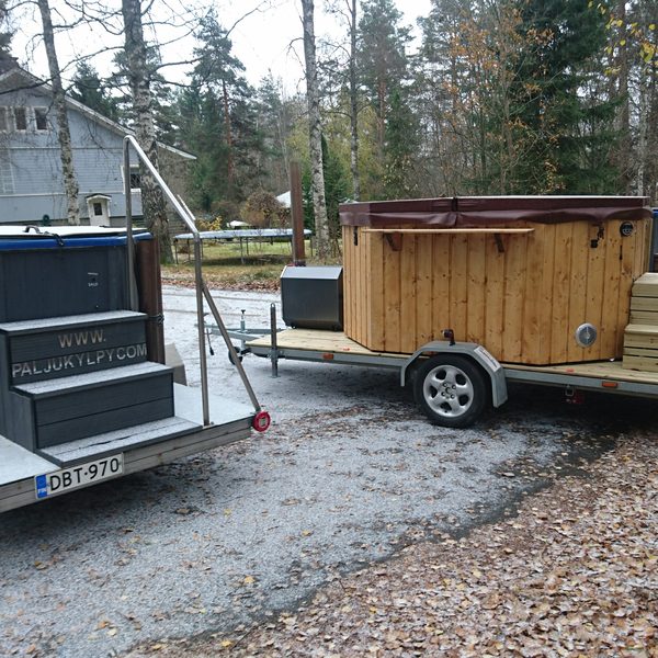 Tyyne ja Anne rinnakkain pihalla peräkärryillään